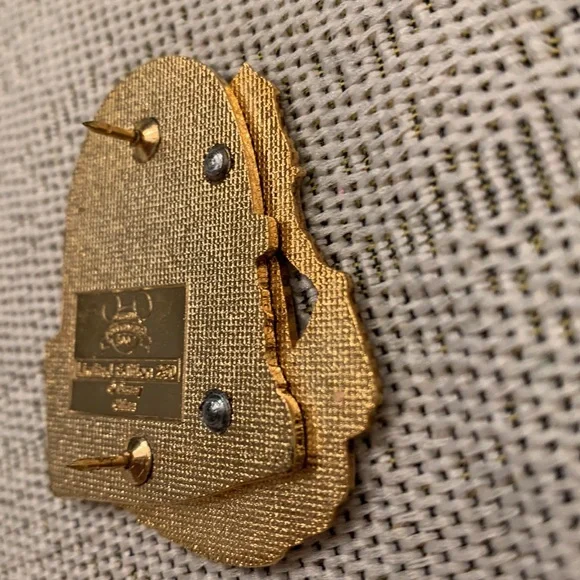 Disney pin LE 250 Aurora Pin-on-Pin with Dimensional Castle LE 250 on card Pin - Picture 7 of 8